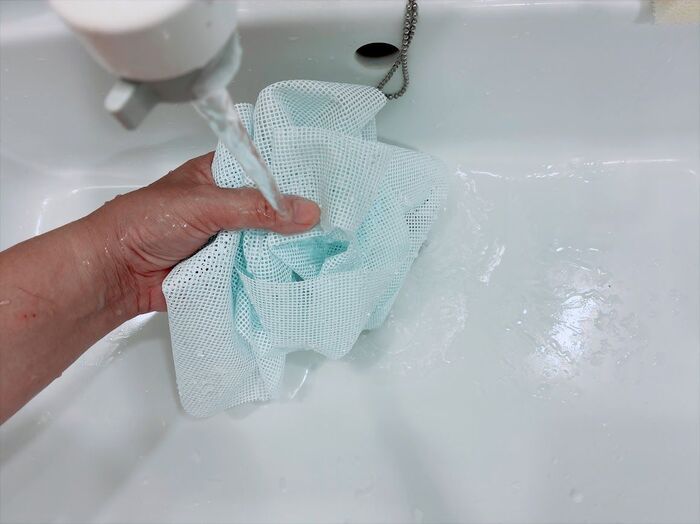 【ダイソー】まるで滑り止めシート！？220円の謎グッズを試したら…想像を絶する新感覚に衝撃♡