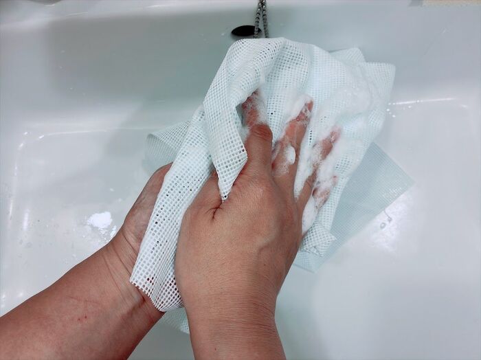 【ダイソー】まるで滑り止めシート！？220円の謎グッズを試したら…想像を絶する新感覚に衝撃♡