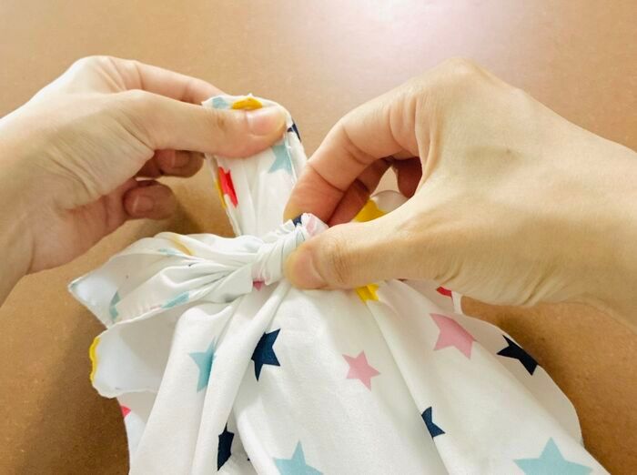 【ランチクロスのじゃない方の使い方】結んでねじるだけ！縫わずに作れる“お出かけ便利グッズ”が想像以上♡