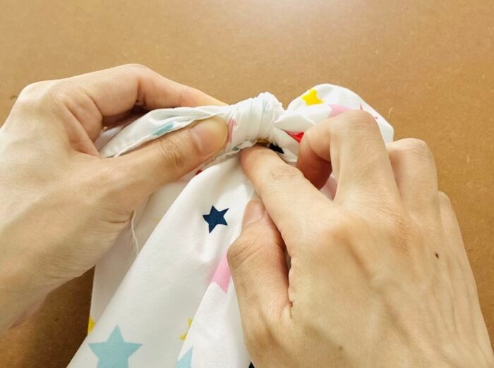 【ランチクロスのじゃない方の使い方】結んでねじるだけ！縫わずに作れる“お出かけ便利グッズ”が想像以上♡
