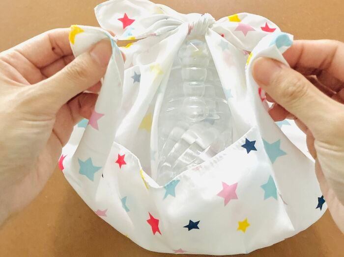 【ランチクロスのじゃない方の使い方】結んでねじるだけ！縫わずに作れる“お出かけ便利グッズ”が想像以上♡