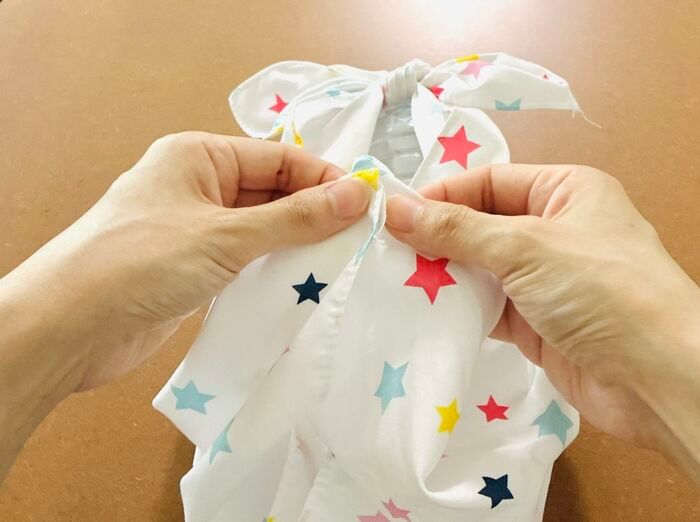 【ランチクロスのじゃない方の使い方】結んでねじるだけ！縫わずに作れる“お出かけ便利グッズ”が想像以上♡