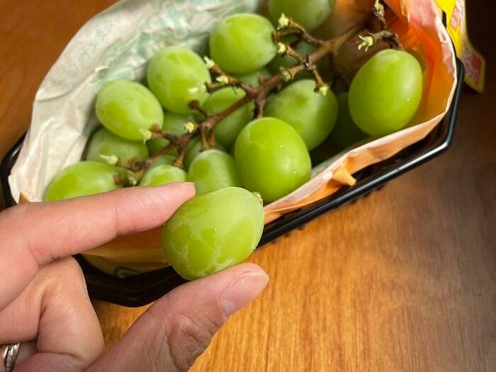 シャインマスカットとデラウェアを冷凍！「まさかのこっちが正解！？」ぶどう保存術を試してみた結果♪
