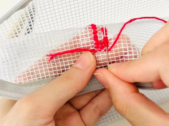 100均透明ポーチに刺繍っぽいことしてみたら…「想像以上にかわいくできた♡」「初心者でもイケる！」