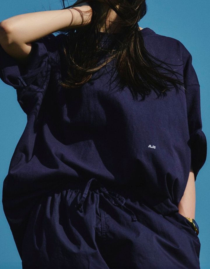 ビッグTシャツからセットアップ、ソックスまで広がった今回のコラボレーション。長谷川昭雄氏らしいシルエットとディテールを、日常の着こなしに取り入れられるラインナップに。
