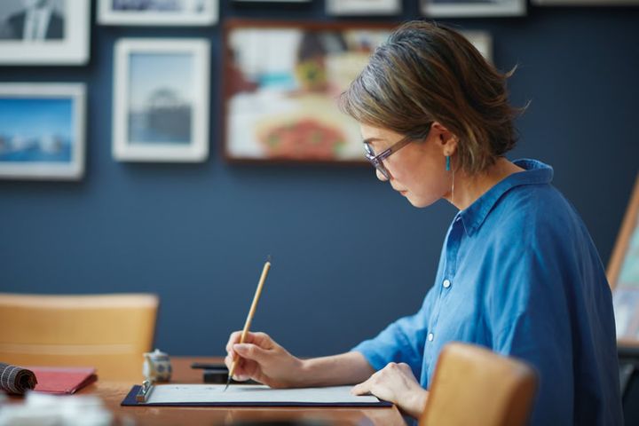 「記帳の際に、筆ペンでかっこよく書きたくて（笑）」始めたという書道。作品をライブでファンの方にプレゼントすることも！