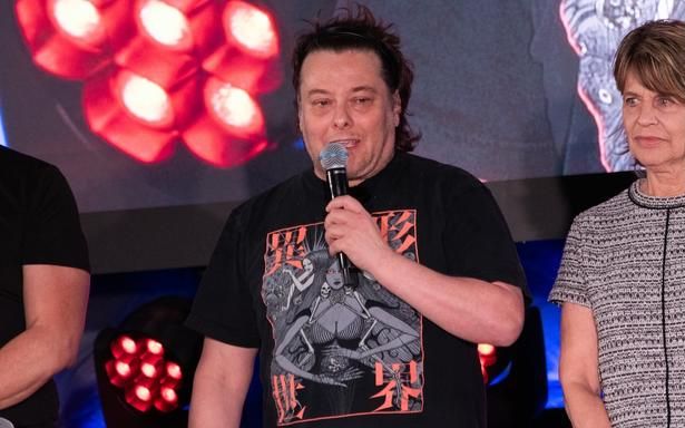 伊藤潤二作品のTシャツを着て、すっかり満喫した様子のエドワード・ファーロング