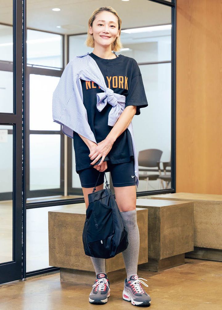 Tシャツ／マンハッタンレコード 斜めがけしたシャツ／アトモス ピンク バイカーパンツ／ナイキ バッグ／サロモン ソックス／ノーブランド