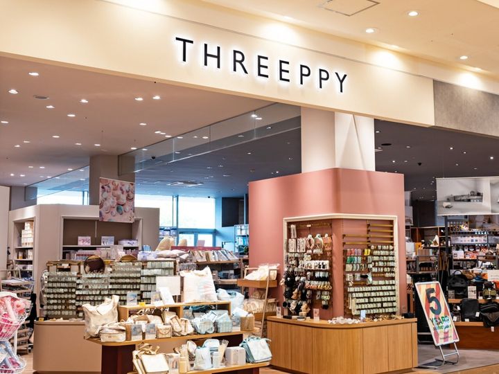 THREEPPYの「ドナルドダック」「デイジーダック」デザインシリーズは、淡いブルーと淡いピンクを基調にした全34種の新シリーズです。トラベルグッズと防寒グッズの2ジャンルで展開され、SNSでは反響が寄せられており、その魅力を紹介します。