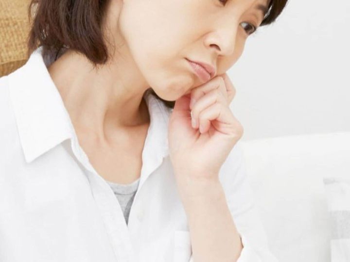 【医師が回答】認知症は年を重ねてから発症するものだと思っていませんか？ 実は40～64歳で発症する「若年性認知症」が世界的に急増しています。その理由と、今からできる対策を解説します。（※画像：PIXTA）