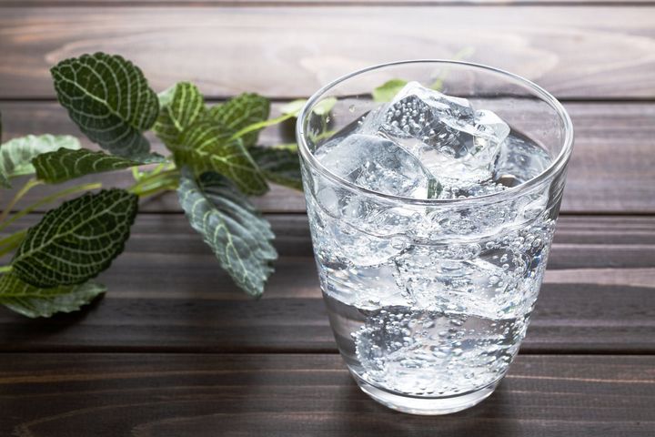 寝る前に炭酸水を飲んでもOK？（画像はイメージ）