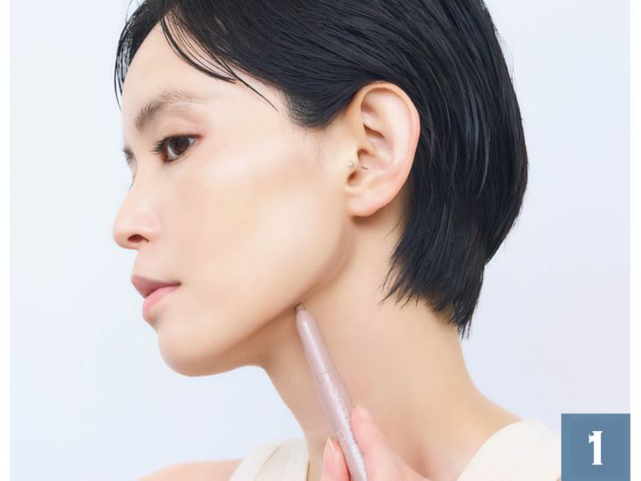 耳の下、エラあたりから顎先まで影をつけます。顔ではなく、輪郭の外側を狙うイメージで。