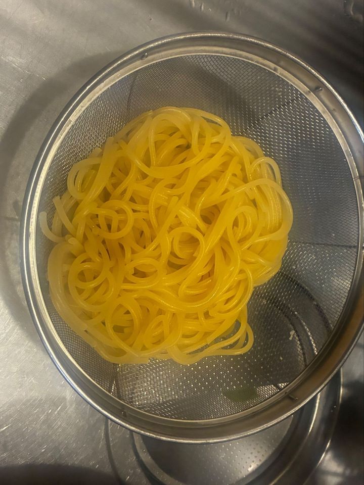 パスタを茹でる