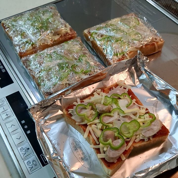 【冷凍保存で平日も楽チン！】おいしいトマトペーストでピザトーストを作ってみた！