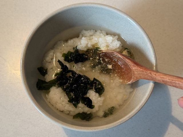 ごはんに水と乾燥わかめ、調味料を加える様子