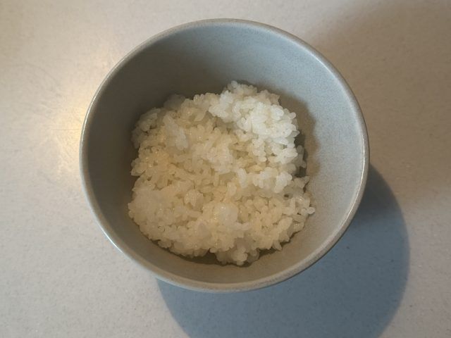耐熱容器に入れたごはん