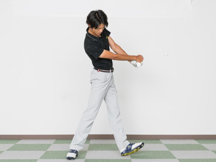 クラブと腕の動かし方に合わせた体幹と下半身の使い方