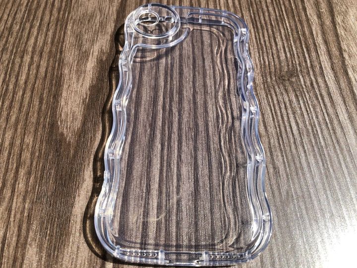 一緒に購入したのは透明なスマホケースになります