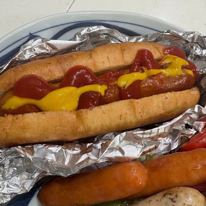ケッチャップとマスタードをたっぷりかけてかぶりつきます。