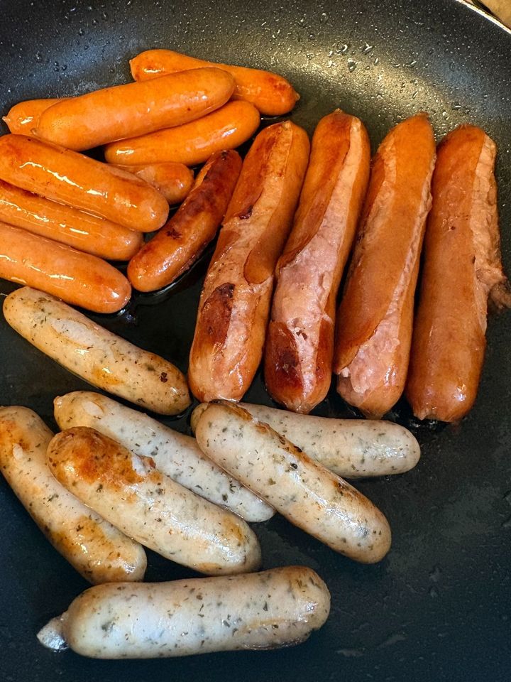 ソーセージは切れ込みとか入れないでそのまま破けるくらいに焼きます。