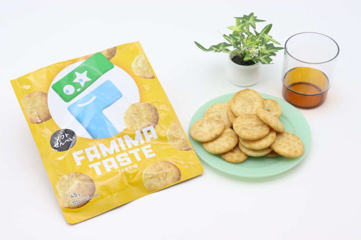 ファミマ味ソフトせんべいの袋と、皿に盛られたせんべい、飲み物が置かれた俯瞰