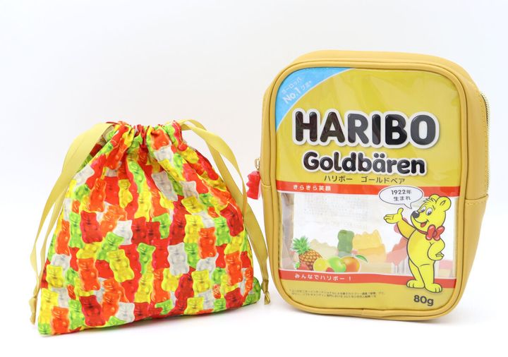 HARIBOゴールドベアのポーチと巾着が並べられた全体像