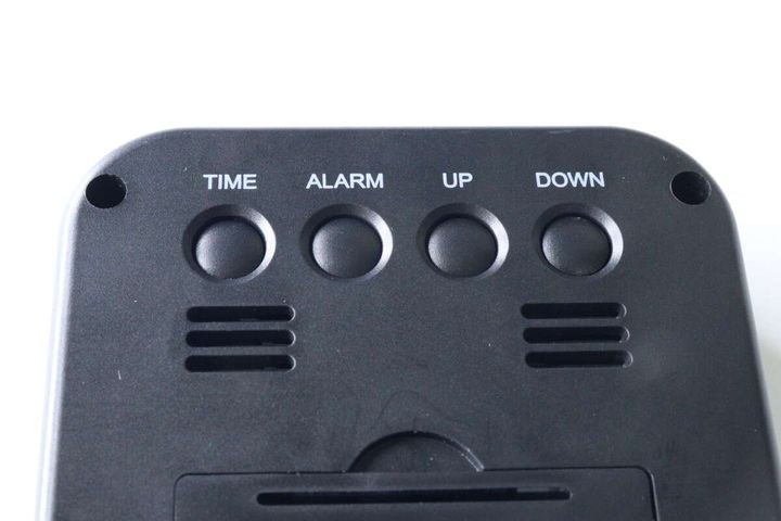 デジタル時計の背面にあるTIME、ALARM、UP、DOWNボタン