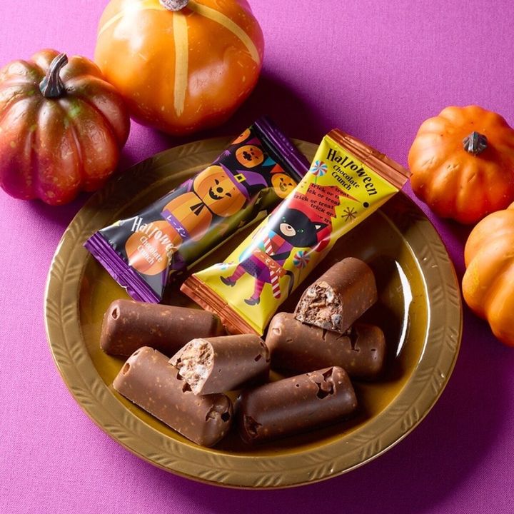 ハロウィン柄の個包装と、割れたチョコレートクランチが皿に置かれ中身が見える