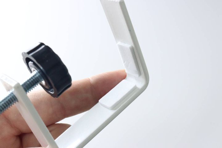 指が白いフック本体の裏側にある白い滑り止め部分を指し示している