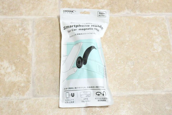 ダイソーで販売されているマグネット式車載スマホホルダーのパッケージ