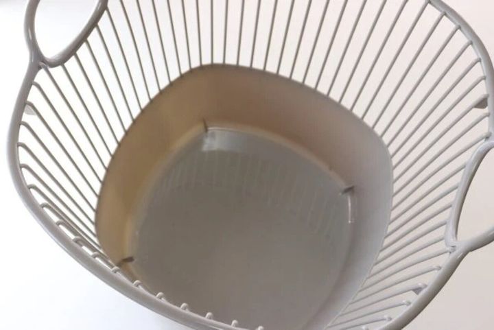 白いワイヤーバスケットの中に、ベージュの四角いトレイが置かれている