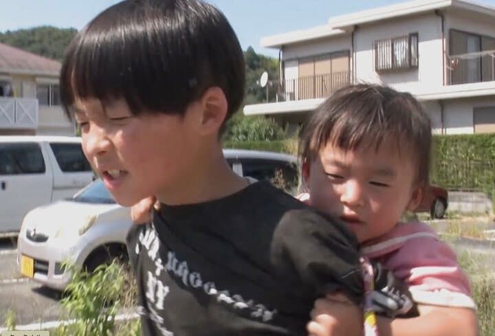 【写真・画像】“1男8女の大家族”8歳長男、2歳7女を連れおつかい“気温33度スーパまで徒歩20分の距離”に心配の声「無理よ！」 1枚目