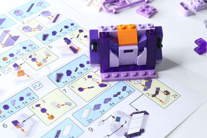 組み立て説明書の上に置かれたダンスゲームブロックの途中経過