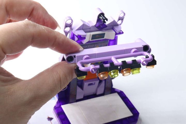 ダンスゲームブロックの上部ライト部分を組み立てている手元