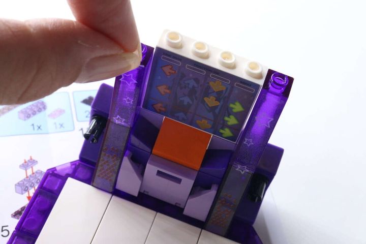 組み立て途中のブロックにステッカーを貼っている手元