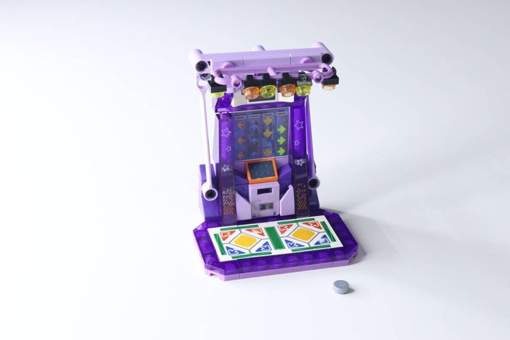 白い背景に完成した紫色のダンスゲームブロック