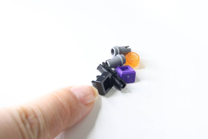 指で示された数個の小さな予備ブロックパーツ