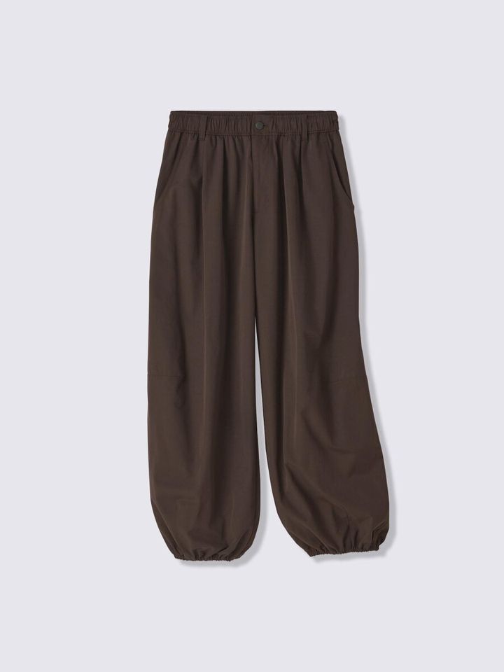 ダークブラウンのバルーンシルエットパンツ