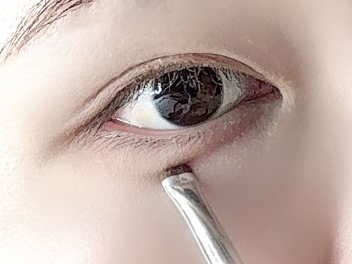 女性の目の下まぶたの涙袋にブラシを当てている様子