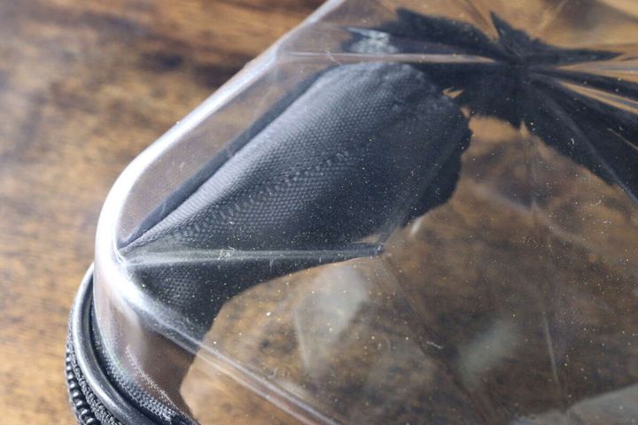 透明なダイヤモンド形収納バッグの側面にあるDカン部分のアップ