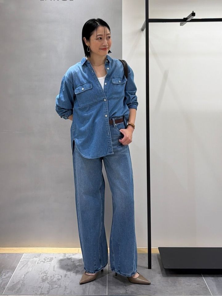 デニムシャツとデニムパンツのセットアップ風コーデの女性