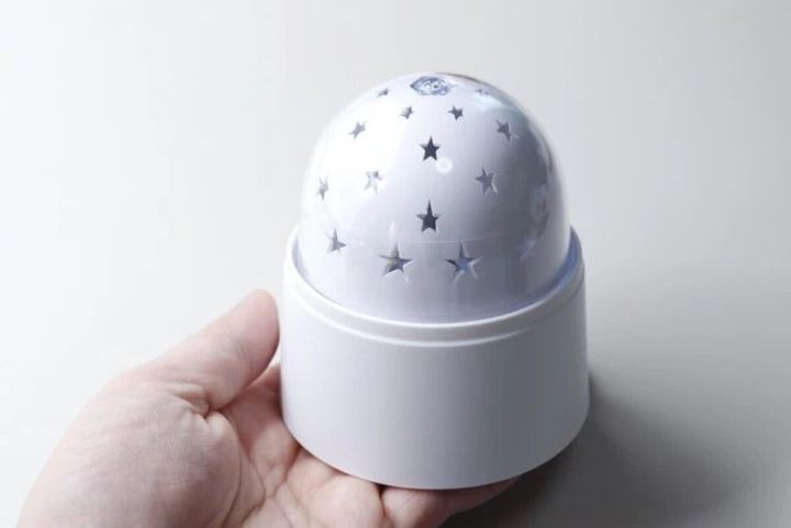 手のひらに乗せた白いプラネタリウムライト
