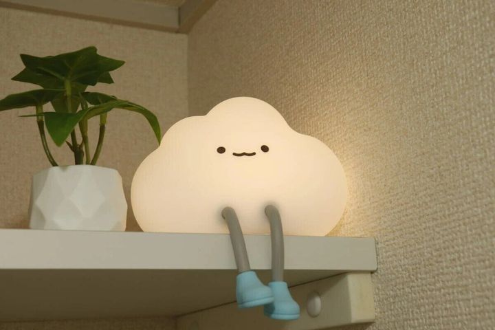 雲のセンサーライトが棚の上で光っている様子
