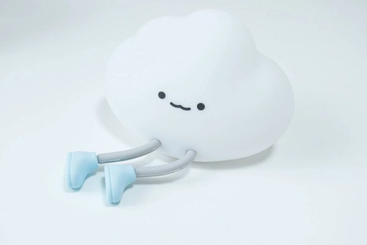 雲の形をした白いセンサーライトの全体像