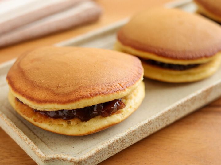 あんこを挟んで完成したどら焼きが2個、お皿に並べられている