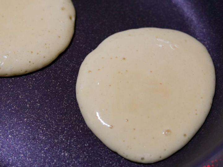 フライパンで焼かれている、丸いどら焼き生地2枚の俯瞰