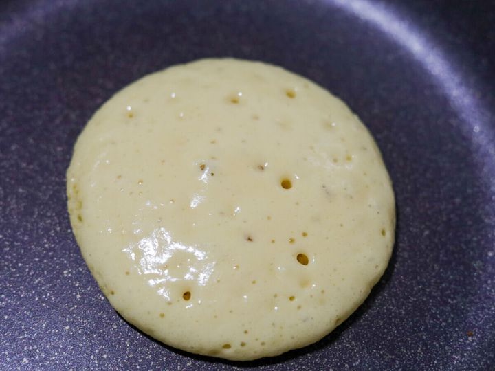 表面に気泡ができてポツポツと穴があいた、焼いている途中のどら焼き生地