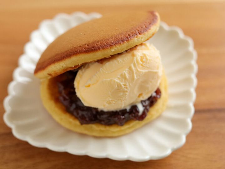 あんことバニラアイスを挟んだ、アレンジどら焼きのアップ