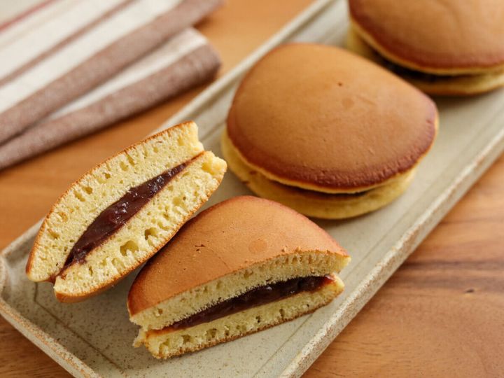 断面が見えるようにカットされたどら焼きと完成品が並ぶ