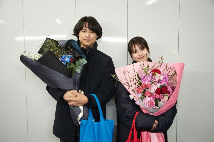 松村北斗×今田美桜『白鳥とコウモリ』豪華キャストのクランクアップ写真が一挙解禁！満足度93.9％と高評価の嵐